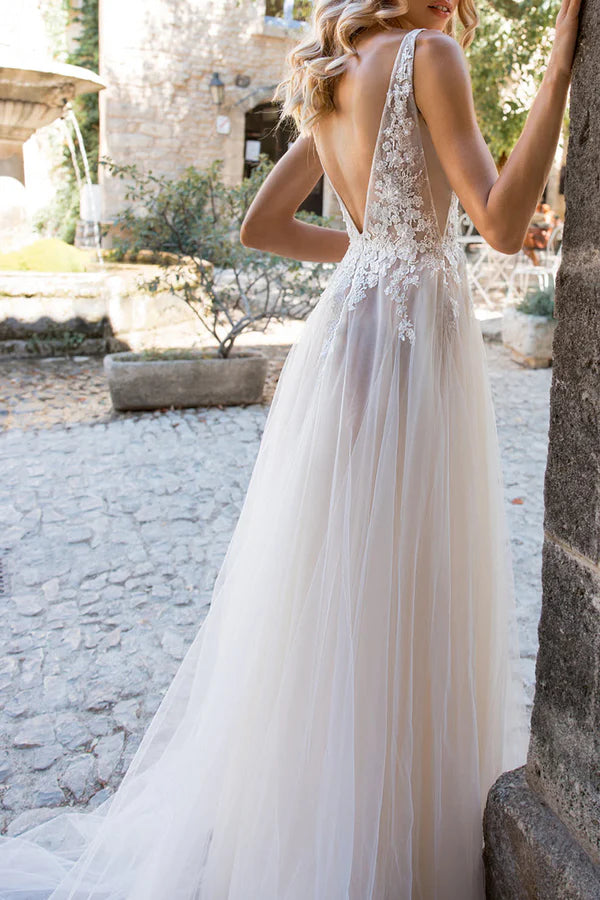 Abito da sposa in stile bohémien con scollo a V profondo e pizzo effetto illusion a linea A